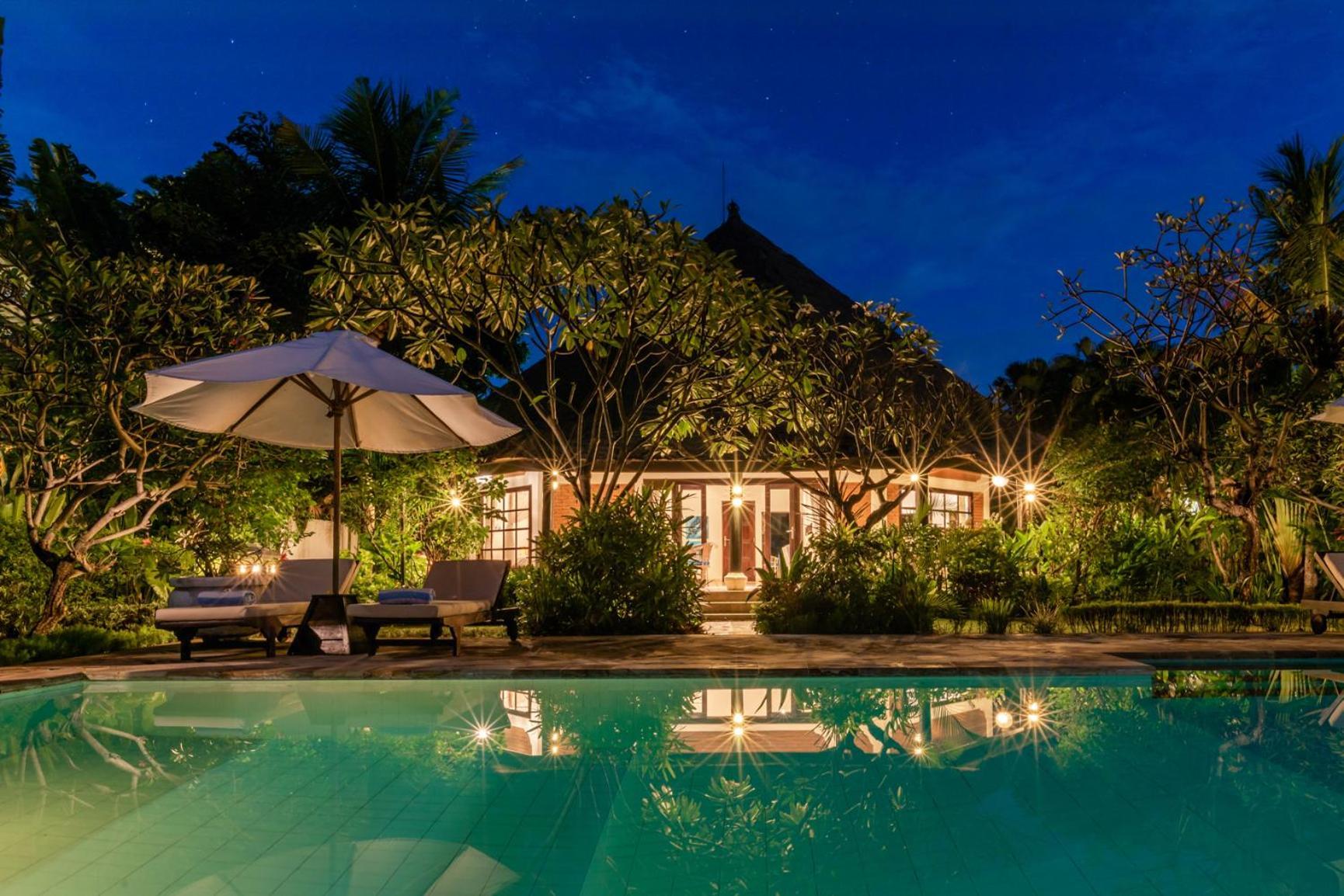 Gorgeous Beachfront Villa Lovina Banjar  Exterior photo