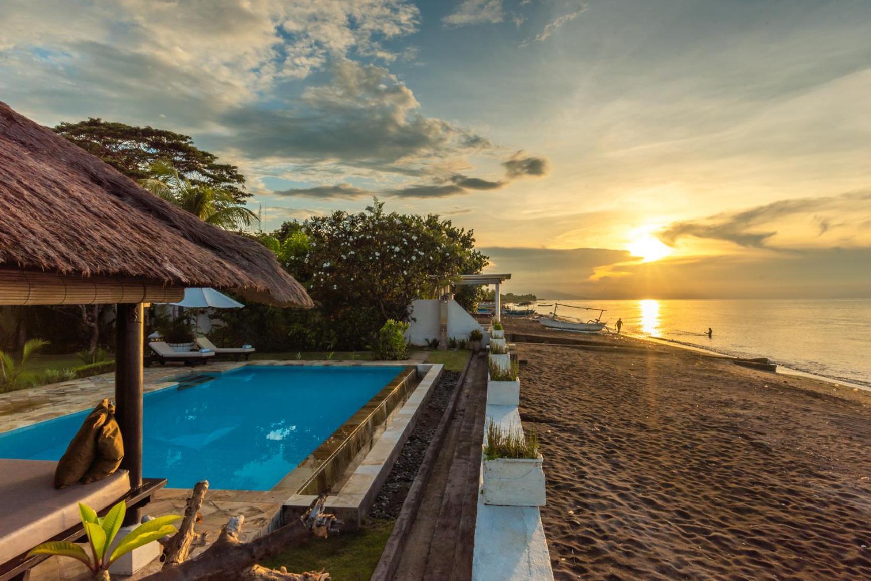 Gorgeous Beachfront Villa Lovina Banjar  Exterior photo