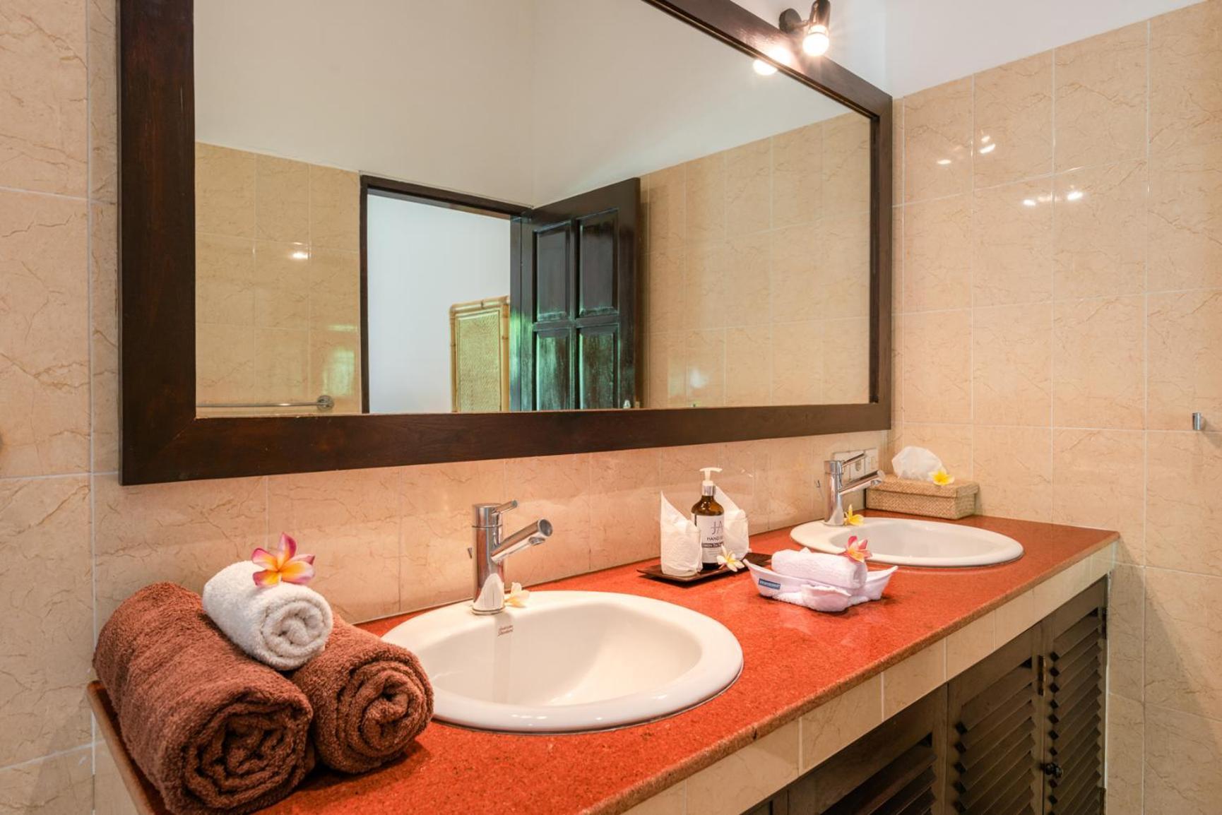 Gorgeous Beachfront Villa Lovina Banjar  Exterior photo